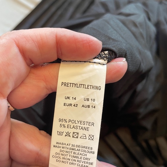 Prettylittlething black pleated dress sleeveless - Picture 4 of 5